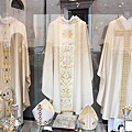 20100507_羅馬街景6_天主教儀式用具店_主教神父的衣服都有.JPG