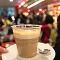 20100507_羅馬機場到啦_先來杯Latte Coffee_義大利的咖啡真不是蓋的.JPG