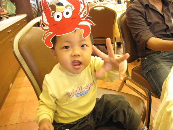 螃蟹帽子是阿霞飯店送的