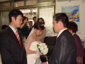 看見媽媽的淚水,突然有點後悔為什麼決定結婚...