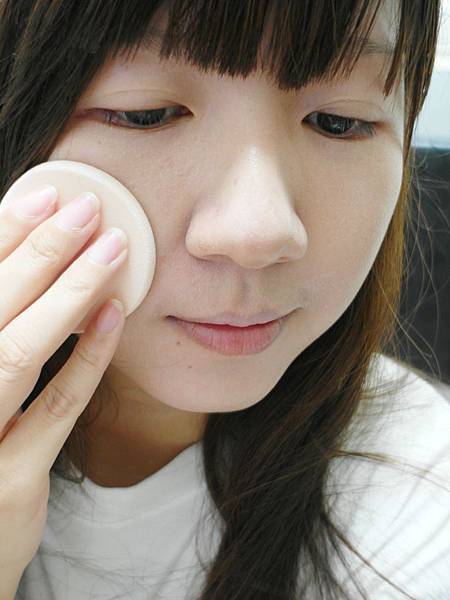 彩妝|UNT 完美持久柔霧光粉餅-裸妝女孩的最愛,為妳打造輕薄透妝感
