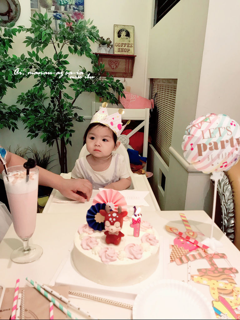 依芸1歲囉~夢幻的慶生派對分享//DIY佈置/卡瓦寶寶蛋糕