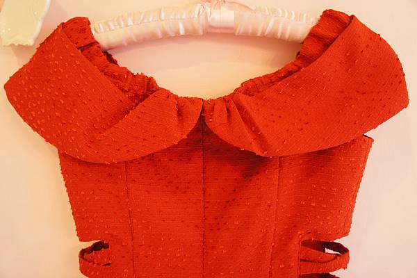lily brown 紅色腰間簍空洋裝 只穿過一次 九成新品 出清價2800元 