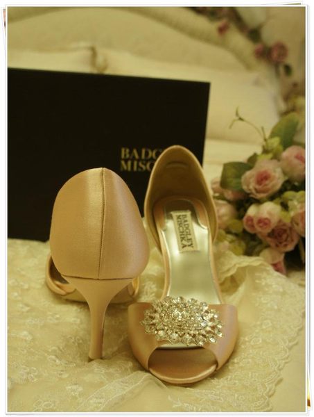 割愛全新美麗的美國品牌BADGLEY MISCHKA 鞋履,全新5.5號{22.5~23} 顏色: BABY PINK   鞋跟高:7~8cm 出清價 5000元