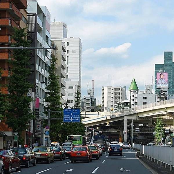 東京買房熱門地點四-麻布盛產麻與布，也因此得名，當地擁有國際超市販賣著來自各國的食材，展現多元面貌。