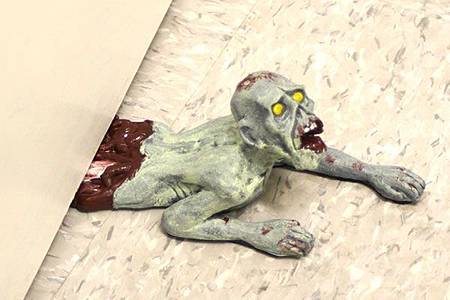 Zombie-Doorstop-Crawling_12402-l