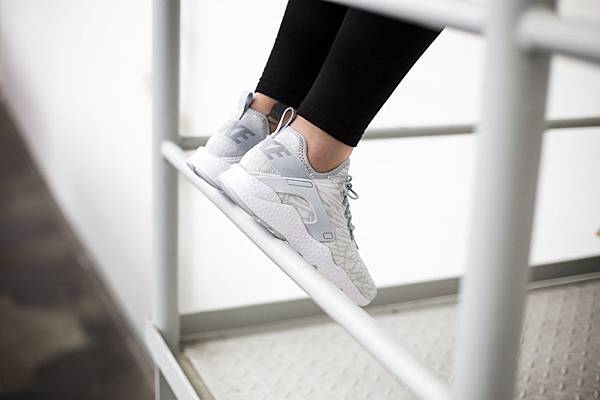 nike-wmns-air-huarache-run-ultra-jacquard-white-grey-818061-100-mood-3.jpg