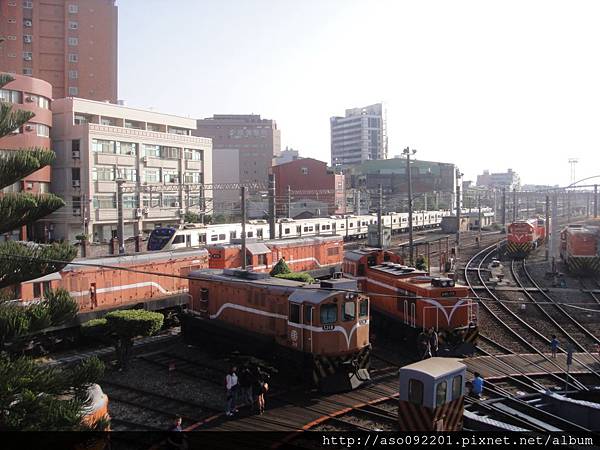 2015121036外部穿梭的列車