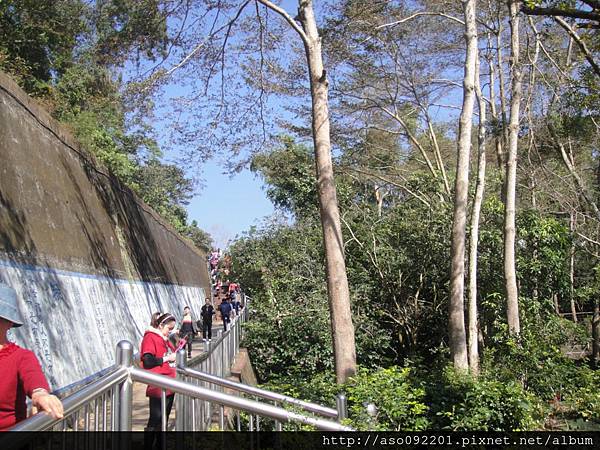 2016010406廣場往步道的階梯