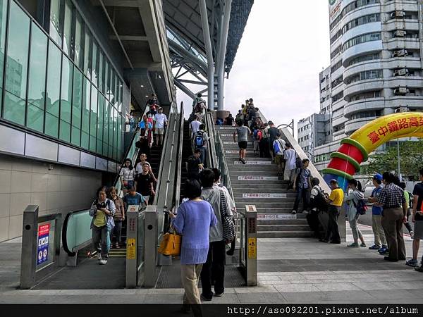 2016070147往進站大廳的外側樓梯