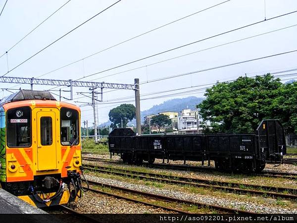 2016120515停靠的集集線列車與貨車.jpg