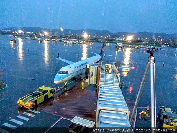 2019062319空橋收起與後推.jpg