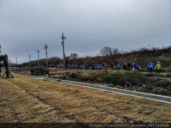 2019122119跑者沿著鄉間小道.jpg