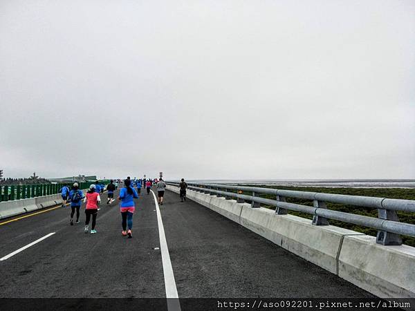 2019122130寬敞道路上奔馳.jpg