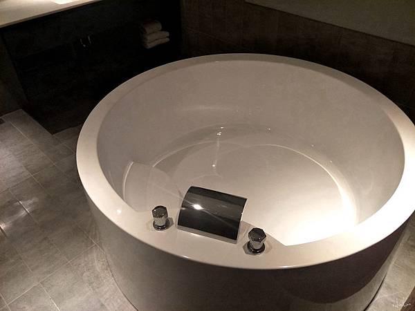 圓形大浴缸