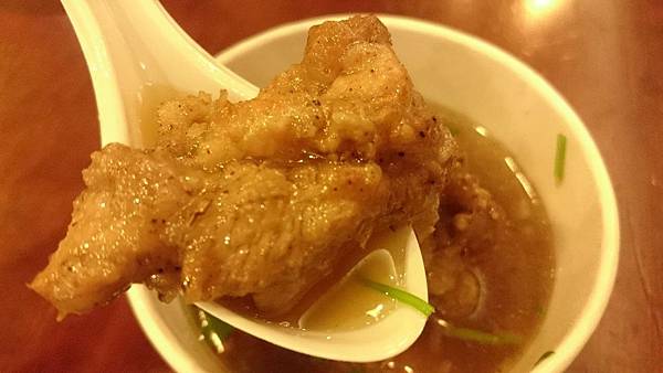 叫我小虎媽【食】【新北市永和】樂華夜市的人氣小吃@下港排骨酥麵4