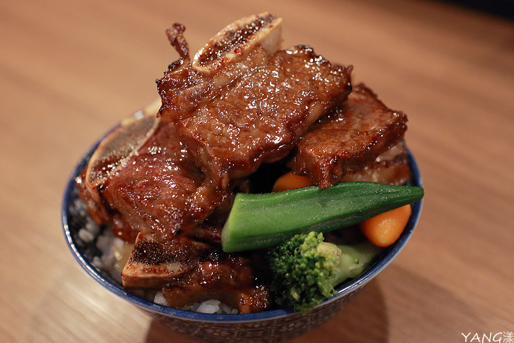 牛小排肉山丼