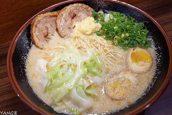 濃ニンニク豚骨ラーメン