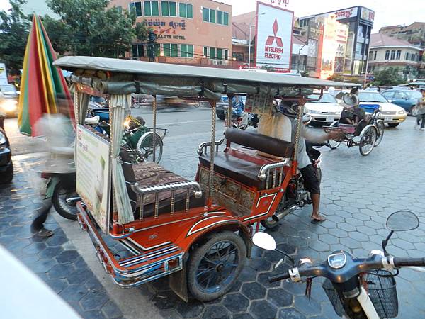 嘟嘟車(柬埔寨當地特色交通工具)