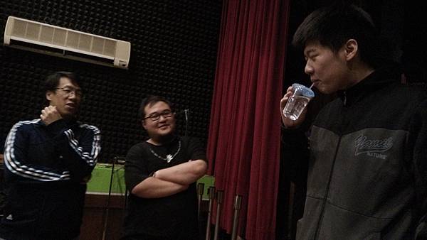 劉昭宏老師以水瓶讓同學示範.jpg