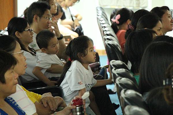 專注又開心的觀眾