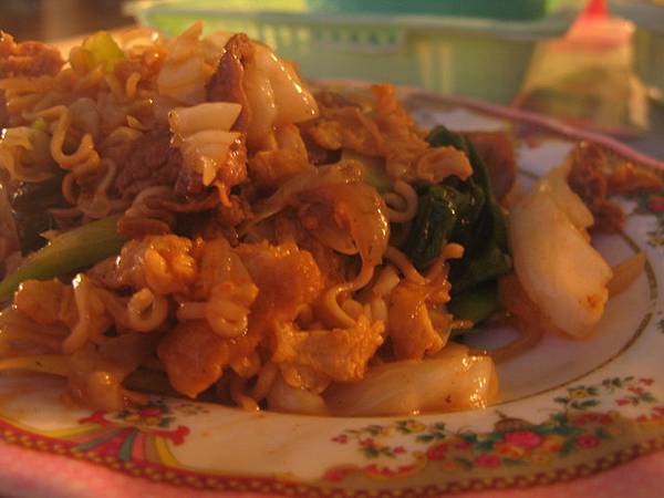 我們點了蔬菜牛肉炒黃麵(速食麵)