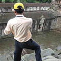 在看陳先生幫她照很陡的樓梯