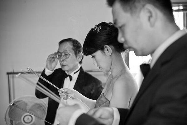 去跟祖先拜拜 說明我們今天要訂婚啦