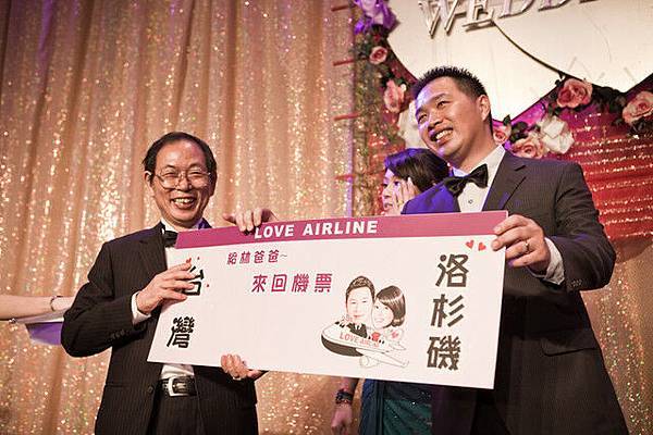 呴呴  頒獎啦！ 我在後面像沒事的人一樣XD