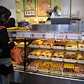好餓喔！去Mr Donut買了一個台灣沒有的口味