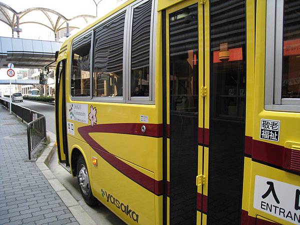 到了醍醐站後 車站外有可愛的接駁公車