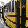到了醍醐站後 車站外有可愛的接駁公車