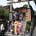 在清水寺的地主神社門口