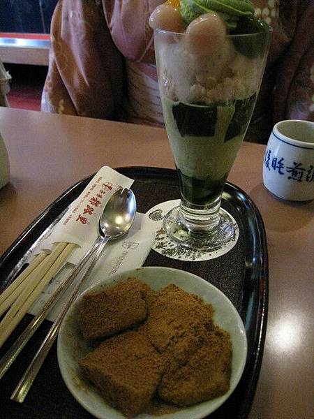點了有豆粉的草餅和抹茶冰