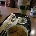 點了有豆粉的草餅和抹茶冰