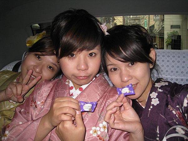 搭taxi前往祇園 司機送我們一人一顆糖耶！:D