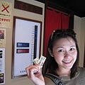 排了大概15mins終於可以買麵票啦！