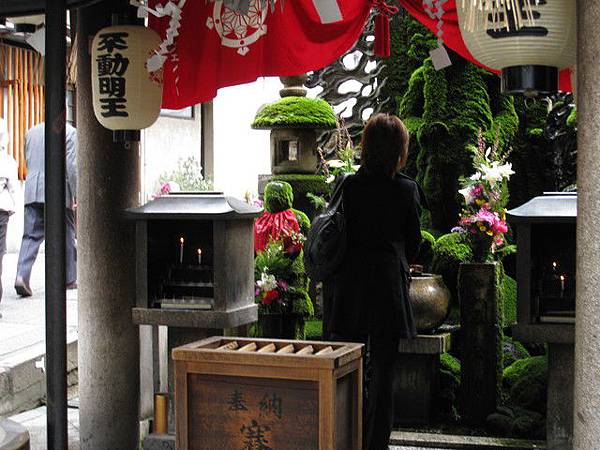 旁邊就是不動明王的神社