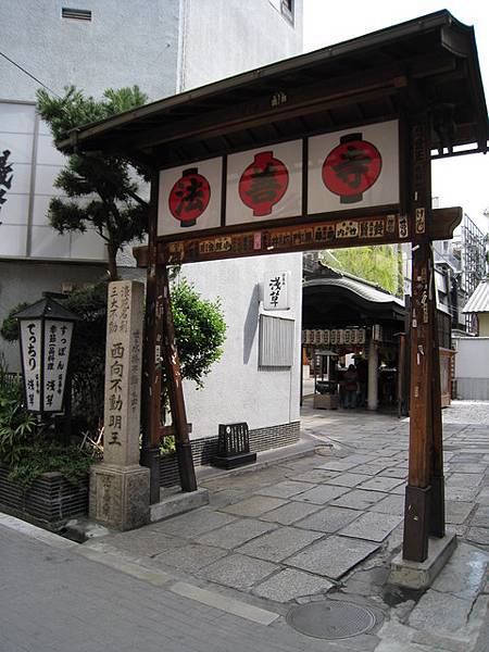 今天早上蠻冷的，心齋橋店面早上還沒有什麼店開門