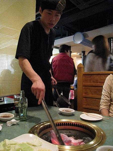 逛到元町站來吃個和牛燒肉吧~