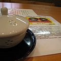 有氣質的老闆娘送上一杯茶
