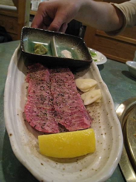 這盤是單點厚切和牛肉喔