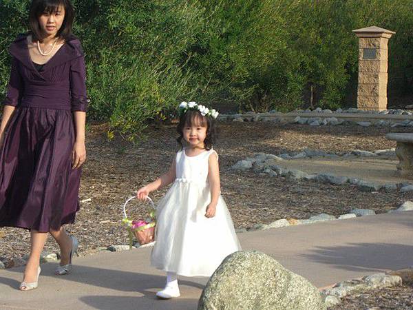 今天穿漂亮的flower girl dress整個就不一樣了