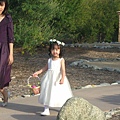 今天穿漂亮的flower girl dress整個就不一樣了