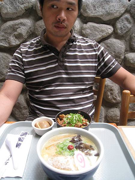 還有附上一碗滷肉飯XD和一顆滷蛋