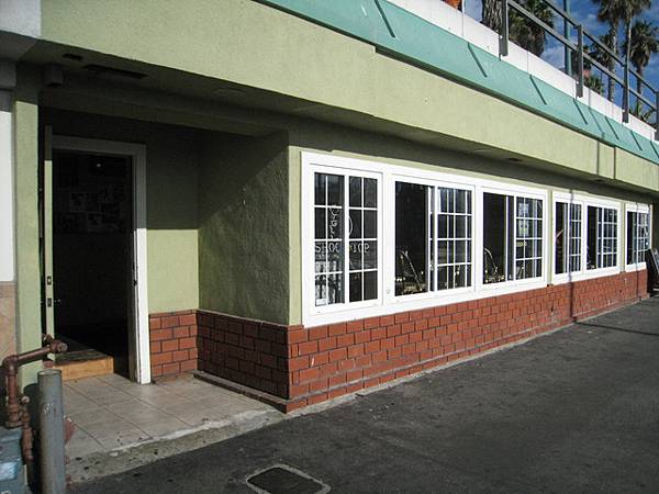 這邊的店家大多都是傍晚才開店 週末可能會早點吧?