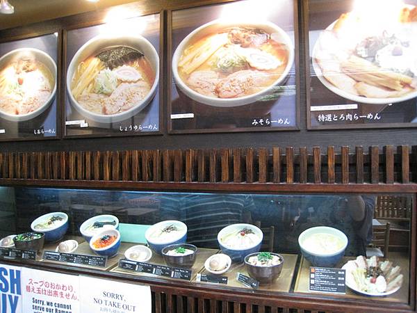 進入food cour選午餐囉!!
