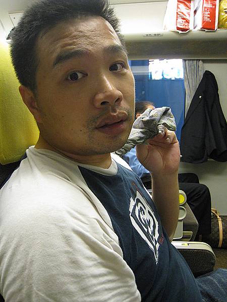 排了好久的隊終於上車了！拿個小手抹布擦擦汗XD