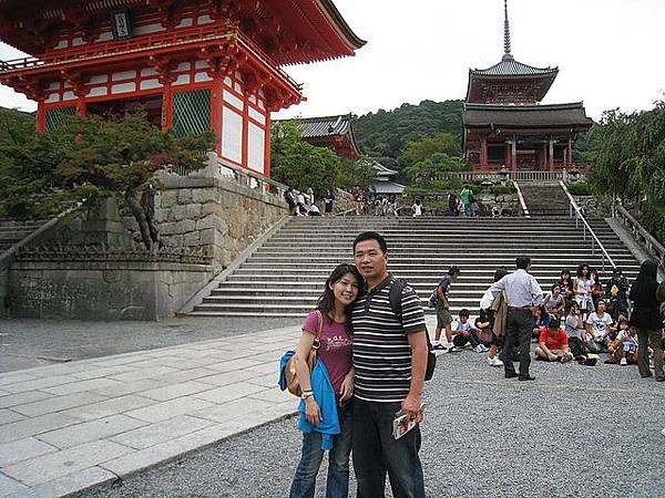 終於邊走邊玩到清水寺門口啦