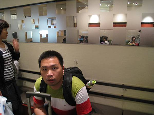 老公陪我等 但照完這張 他就跑去到處逛了 不想吃冰